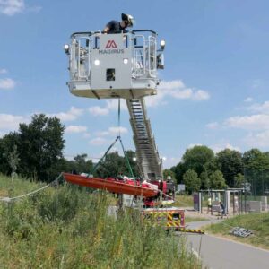 Mittels einer Schleifkorbtrage an der Drehleiter konnte die Skateboarderin aus dem Pool geborgen werden.