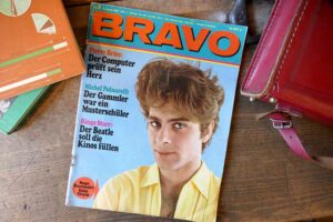 Ausgaben der Zeitschrift „Bravo“ von 1968 und Erstausgabe der EMMA (1977)
