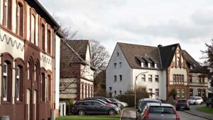 Das Haus Schwarzenbergstr. 11 (rechts hinten) wurde in der linken Hälfte von einer Bombe getroffen und wieder aufgebaut. Die rechte Seite blieb in der ursprünglichen Form erhalten