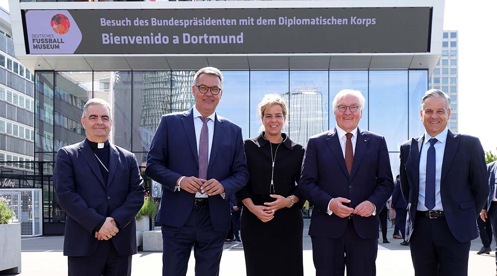 Vor dem Deutschen Fußballmuseum: v.l. Erzbischof Dr. Nikola Eterovic (Botschafter Vatikan/Heiliger Stuhl), Thomas Westphal (Oberbürgermeister Stadt Dortmund), Mona Neubaur (stv. Ministerpräsidentin NRW), Bundespräsident Frank-Walter Steinmeier, Manuel Neukirchner (Direktor Deutsches Fußballmuseum).