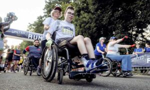 Start des fünf Kilometer langen Rollstuhl Runs.