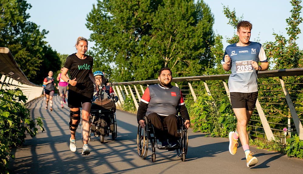 Kurz vorm Ziel am TSC Eintracht mischten sich Teilnehmende im Rollstuhl mit den Läufer:innen.