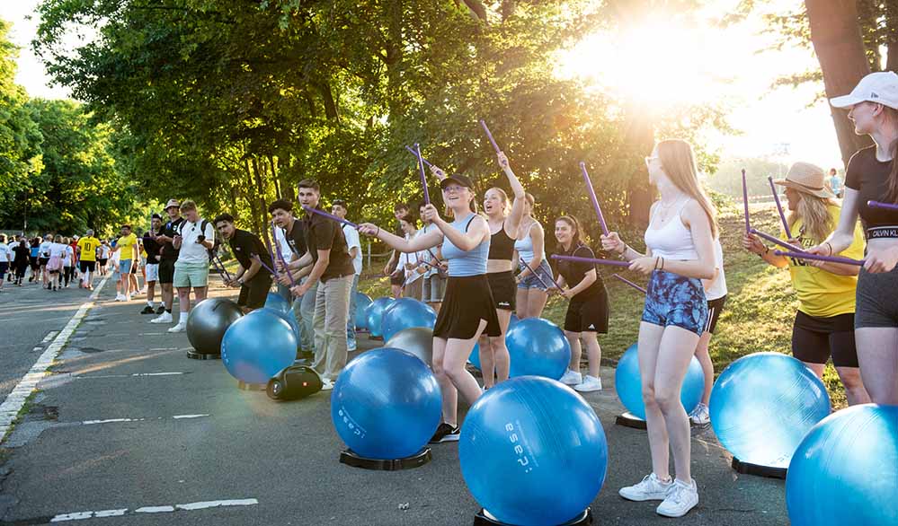 In mehreren Cheering Zones feuerten Sportgruppen die Teilnehmenden an