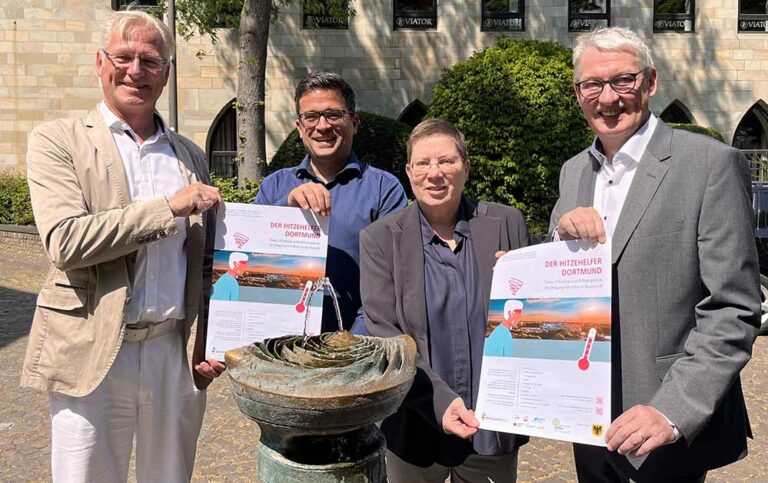 Die Broschüre stellten am Trinkbrunnen des Propsteihofs vor v.l: Dr. Prosper Rodewyk (Sprecher Dortmunder Ärzteschaft, Bezirksstellenleiter KVWL), Dr. Felix Tenbieg (Sprecher Dortmunder Apothekerschaft), Birgit Zoerner (Gesundheitsdezernentin) und Dr. Uwe Rath (Leiter des Umweltamtes).