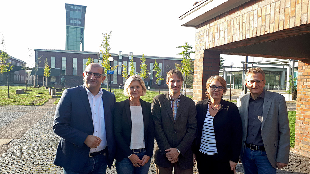 Die Abgeordneten Volkan Baran (l.), Dietmar Köster (r.) und Anja Butschkau (2.v.r.) besuchten bereits im Oktober 2018 das Institut für Gerontologie. Institutsdirektor Prof. Dr. Christoph Strünck und Geschäftsführerin Elke Olbermann stellten die erfolgreiche Arbeit des Instituts vor.