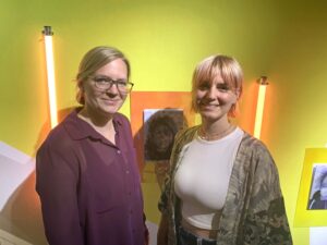 Mirjam Gaffran (l.), Leiterin der uzwei im Dortmunder U, und Lioba Sombetzki Ausstellungsleiterin, in der „Konfetti“-Schau. 