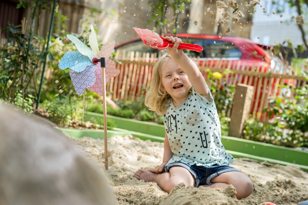 Emilia hat sich den Paradiesgarten ganz genau angeschaut.