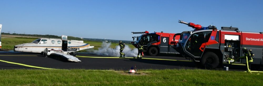 Flughafenfeuerwehr, Feuerwehr und Rettungsdienst der Stadt Dortmund, Spezialeinheiten der Bundespolizei sowie einem Team für Psychosoziale Notfallversorgung (PSNV) übten gemeinsam auf Dortmunder Airport.