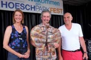 Susanne Linnebach und Veit Hohfeld (r.) gratulieren Franz-Josef Ingenmey zur Auszeichung Engel der Nordstadt.