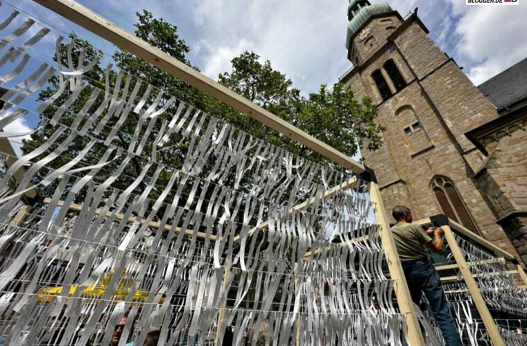 Die Schicksale von 6000 getöteten Flüchtlingen werden vor der Reinoldikirche dokumentiert.