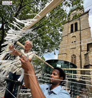 Die Schicksale von 6000 getöteten Flüchtlingen werden vor der Reinoldikirche dokumentiert.