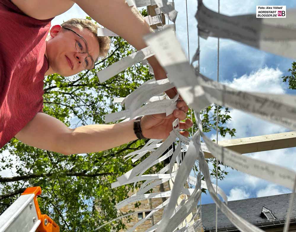 Die Schicksale von 6000 getöteten Flüchtlingen werden vor der Reinoldikirche dokumentiert.