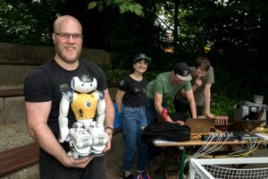 Das Institut für Roboterforschung der TU Dortmund präsentierte seine Roboterfußballmannschaft, die „Nao Devils“.