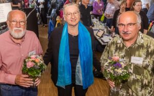 Ein Geburtstagsständchen von der Synode und Blumen von der Superintendentin: Ulrich Wemhöhner (links, Georgsgemeinde) und Günther Weber (Elias) verbrachten ihren Ehrentag im Reinoldinum. 