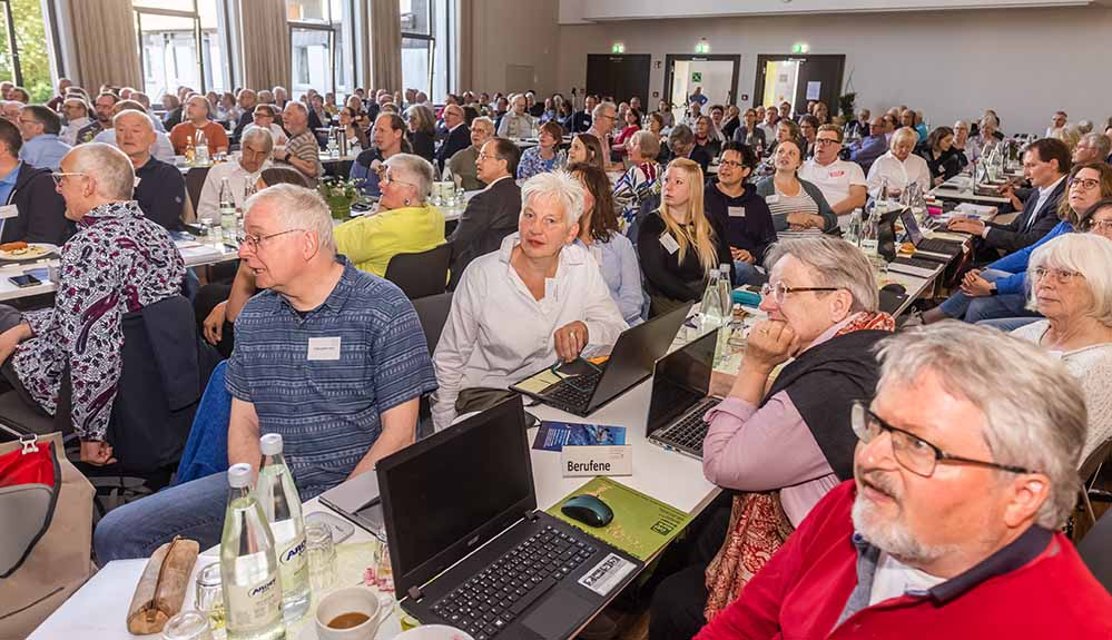 Wie kann Kirche auch in Zukunft noch attraktiv und relevant bleiben? Die Weichen dafür müssen heute gestellt werden – eine Aufgabe, der sich die Synodalen mit großer Ernsthaftigkeit stellen.