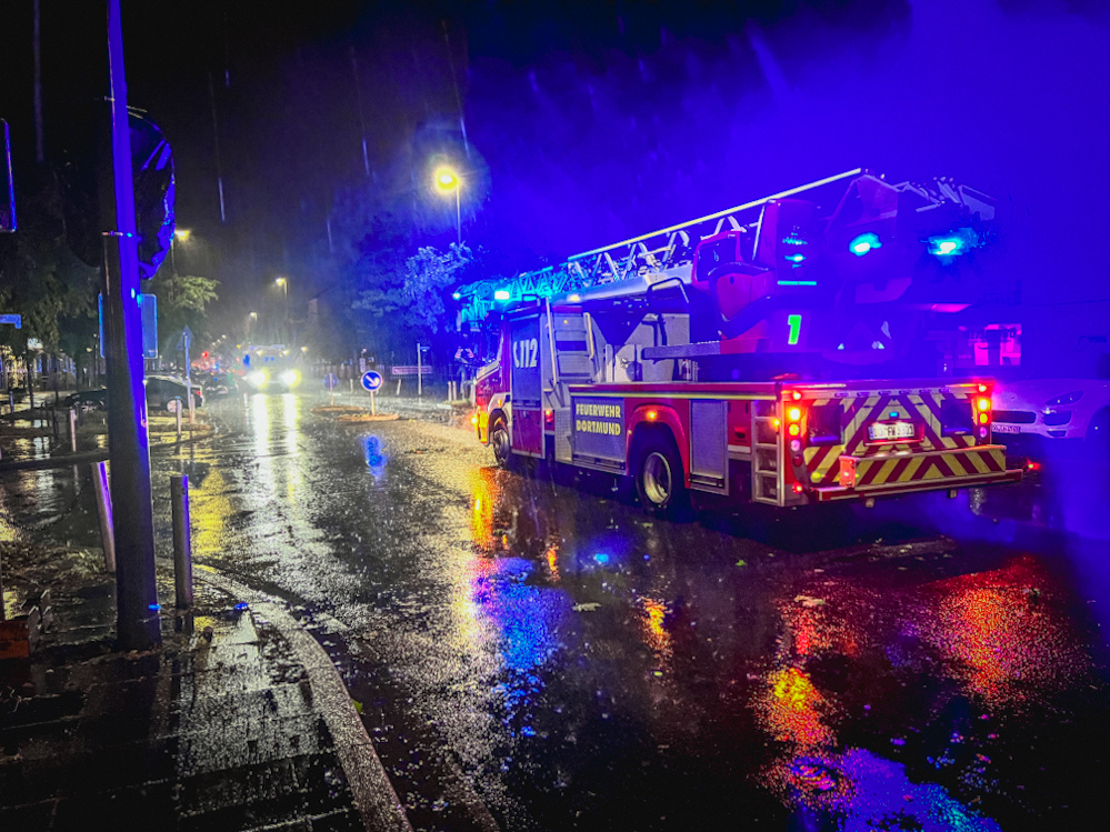 Ab Freitagnacht um 1 Uhr gab es Vollalarm für die Freiwillige Feuerwehr. Insgesamt waren 33 Fahrzeuge und 170 Einsatzkräfte aus Haupt- und Ehrenamt im gesamten Stadtgebiet eingesetzt.