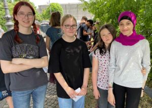 Den Weltflüchtlingstag nutzt das Käthe-Kollwitz-Gymnasium alljährlich zu einem „Tag der Toleranz“. In diesem Jahr haben die Schülerinnen und Schüler – darunter Maya, Elisa, Clara und Baya (v.l.n.r.) - die Namen von mehreren Hundert Menschen aufgeschrieben, die im Mittelmehr ertrunken sind, und diese anschließend vorgelesen.