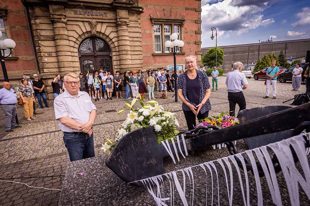 Bürgermeister Norbert Schilf und Pfarrerin Heike Proske, Superintendentin des Evangelischen Kirchenkreises, legen am Denkmal vor dem Alten Hafenamt einen Kranz für die Toten der See nieder.