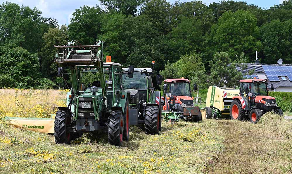 Der Fuhrpark des Grünflächenamts Dortmund in Aktion zur Pflege der wilden Wiesen.