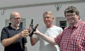 Freuen sich auf den Start des Biergartens am Haus Rodenberg (v.li.): Stephan Straub (Direktor der VHS Dortmund), Dr. Thomas Raphael (Geschäftsführer Bergmann Brauerei) und Dr. Jan Hendrik Gravert, Bezirksbürgermeister Aplerbeck.