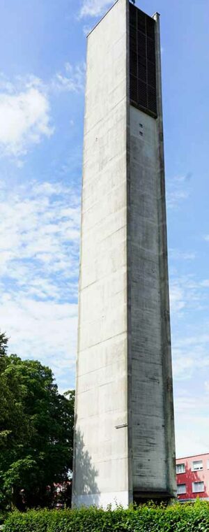 Da der Glockenturm mittelfristig saniert werden muss, ist die geplante Gestaltung bewusst nicht auf Dauer angelegt. Sie soll vielmehr ein temporäres Bild ermöglichen, das für eine offene und dialogbereite Kirche und für die Beteiligung der Menschen im Stadtteil steht. 