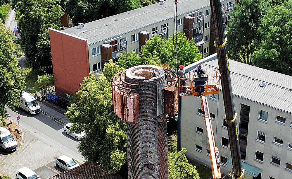 Der rund 32 Meter hohe Schornstein eines Heizkraftwerks wird abtragen.