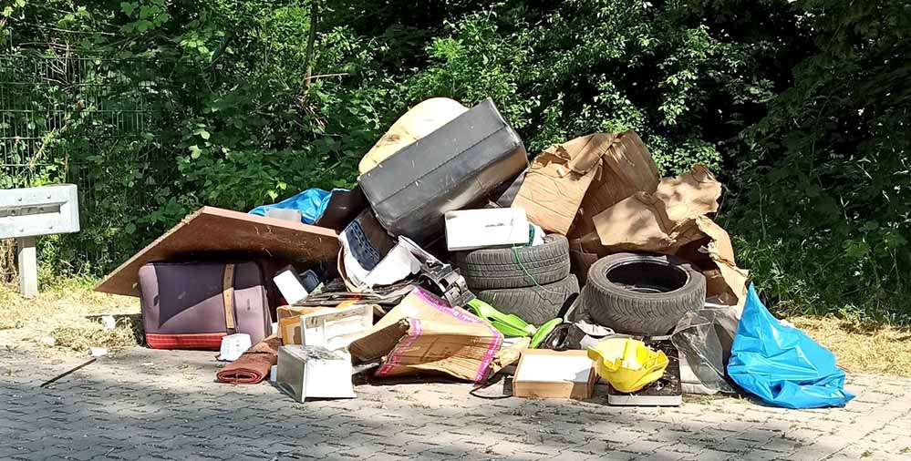 Illegale Müllkippen verursachen enorme Kosten, behindern die Nutzung und enthalten oft auch Schadstoffe.