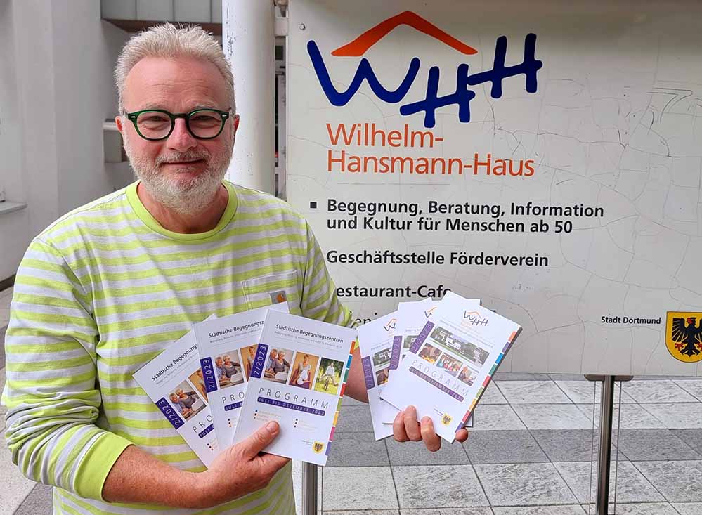 WHH-Leiter Jürgen Kleinschmidt präsentiert das Programm des Wilhelm-Hansmann-Hauses für das nächste Halbjahr.