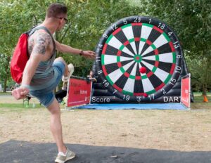 In der „Sport & Fun“-Zone für Familiengibt es u.a. einen 9-Meter-Kletterturm, eine überdimensionale Fußball-Dartscheibe, eine Ballgeschwindkeitsmessanlage und die Möglichkeit, sich in der Funsportart Discgolf auszuprobieren. 