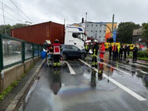 Beim Unfall sind Kraftstoffe ausgetreten. Diese mussten von der Feuerwehr vor dem Abschleppen abgepumpt werden.