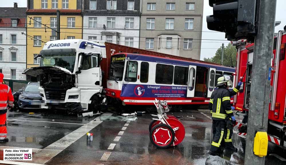 Regelrecht aus den Schienen gehoben hat der Lkw die Stadtbahn durch die Wucht des Aufpralls.