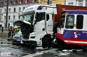 Hinter dem Fahrerhaus ist die Stadtbahn eingeschlagen. Sie muss nun geborgen werden.