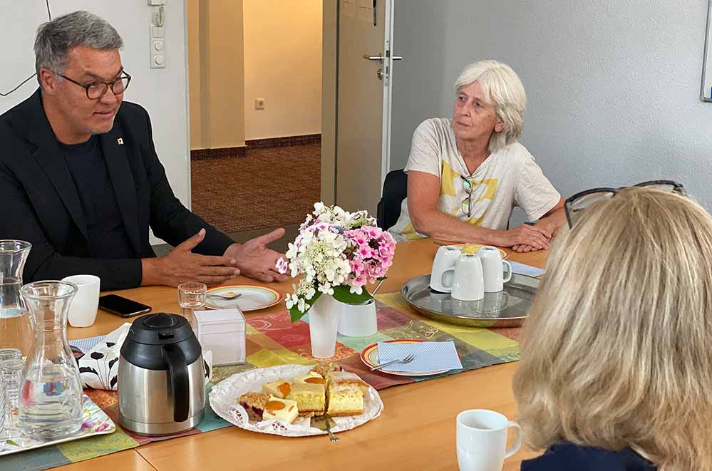 Sommertour-Besuch im Frauenhaus: OB Thomas Westphal im Gespräch mit Mitarbeiterinnen der Einrichtung.
