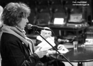 Ula Richter mit der Holocaust-Überlebenden Esther Bejarano in der Reinoldikirche.