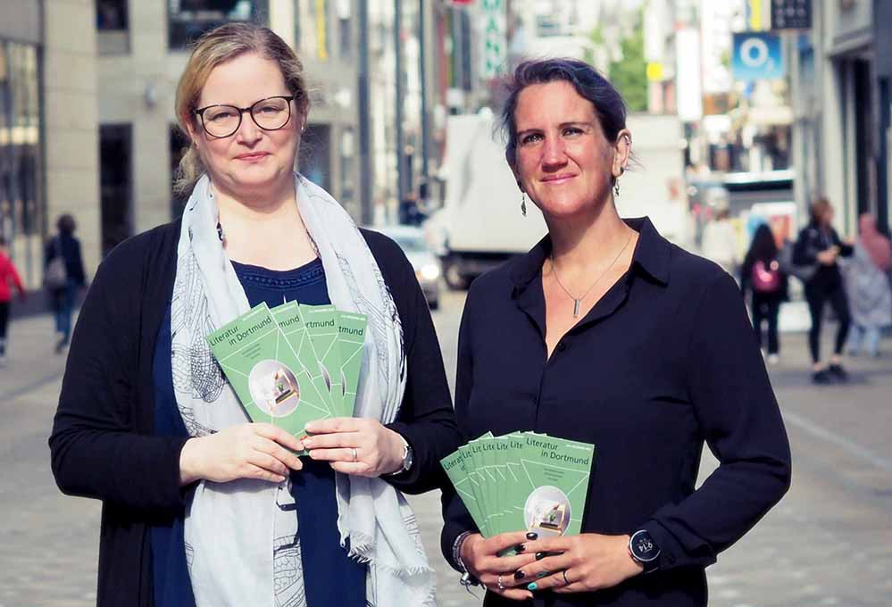 Isabel Pfarre (li.) vom Kulturbüro und Ines Guzik von der Stadt- und Landesbibliothek stellten das Programm vor.