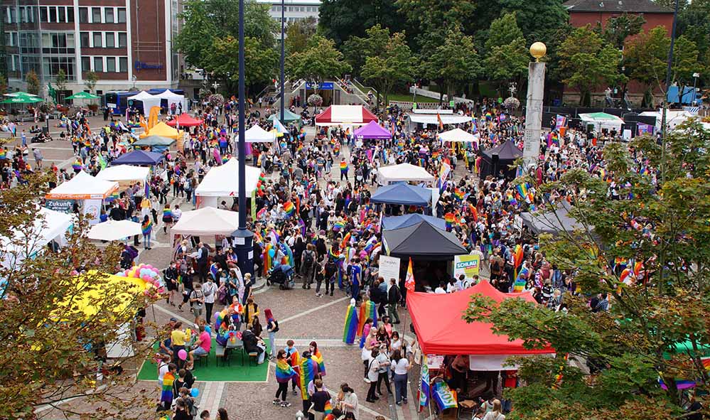 Zum CSD gibt es wieder ein Straßenfest auf dem Friedensplatz.