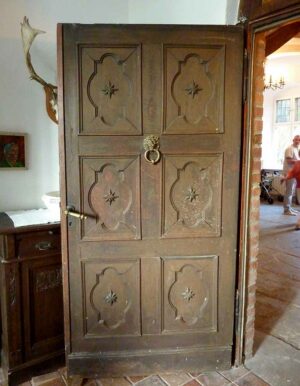 Diese Tür ist eines der Schätzchen im Haus. Sie verschloss einst die Kapelle des Ritterguts.