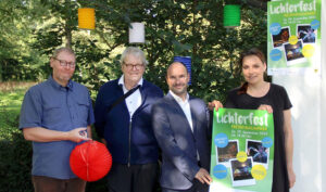 Das Gruppenfoto zeigt (v.l.) Jan Peter Mohr, Leiter Fredenbaumpark, Dr. Wilhelm Grote, Vorsitzender Freundeskreis Fredenbaumpark e.V., Elmar Steinborn, Sparkasse Dortmund, und Nicole Zeppenfeld vom Westfalenpark-Veranstaltungsteam, bei der Spendenübergabe.