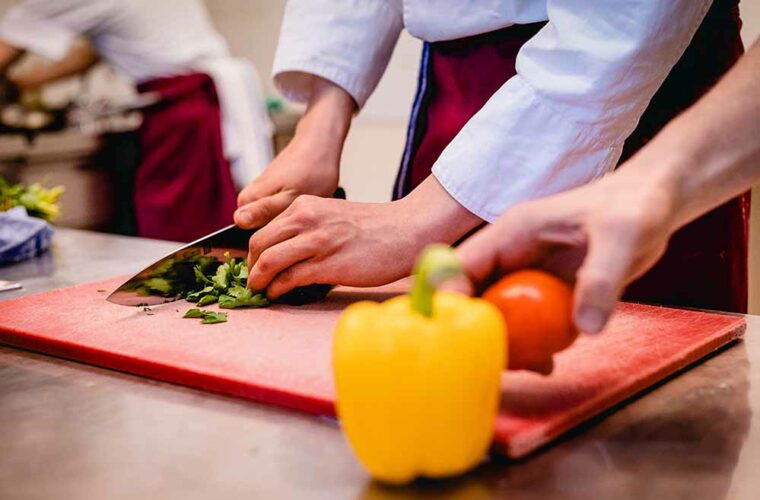 Wer in der Küche klarkommt, kann sofort anfangen: 102 unbesetzte Jobs warten auf einen Küchen-Profi.