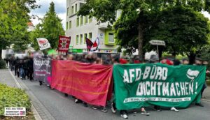 Der Demozug führte vom Wilhelmplatz zum Parteibüro und dann weiter durch das Wohngebiet des AfD-Abgeordneten. 