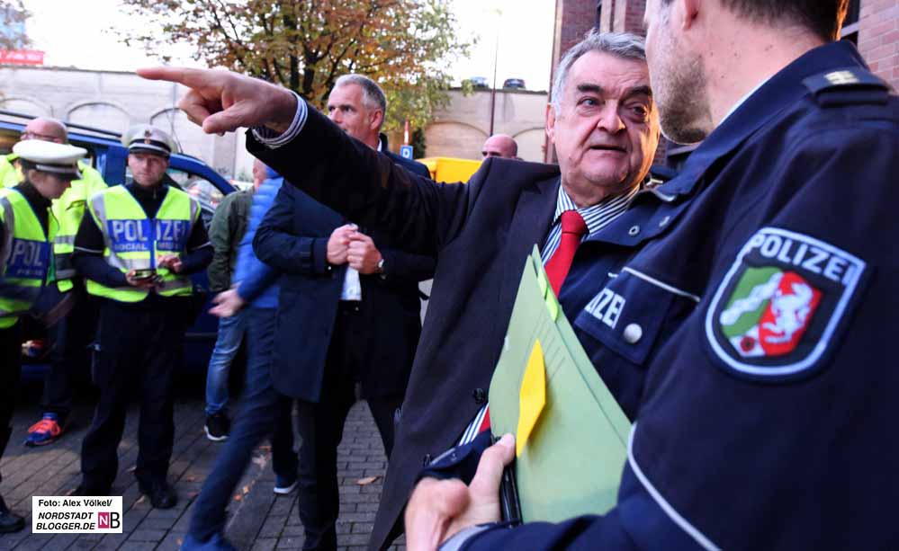 NRW-Innenminister Herbert Reul bei einem der Besuche in Dortmund. Der Fall Mouhamed holt ihn auch in Düsseldorf ein.