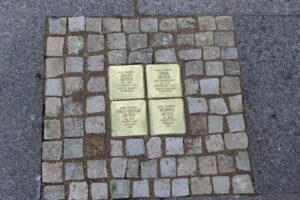 Die vier Stolpersteine für Familie Meyer liegen auf dem Heiligen Weg.