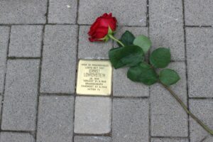 Der Stolperstein ist für Ernst Löwenstein, ein ehemaliger Patient der Provinzial-Heilanstalt Aplerbeck.