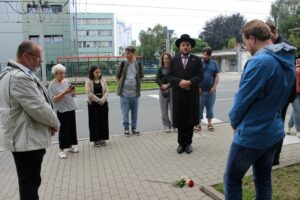 Rabbiner Avigdor Moshe Nosikov steht vor dem Stolperstein für Ernst Löwenstein und spricht ein Gebet.