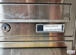 Statt „Wahlkreisbüro“ steht nur Matthias Helferich sowie „JA NRW“ auf Klingel bzw. Briefkasten.
