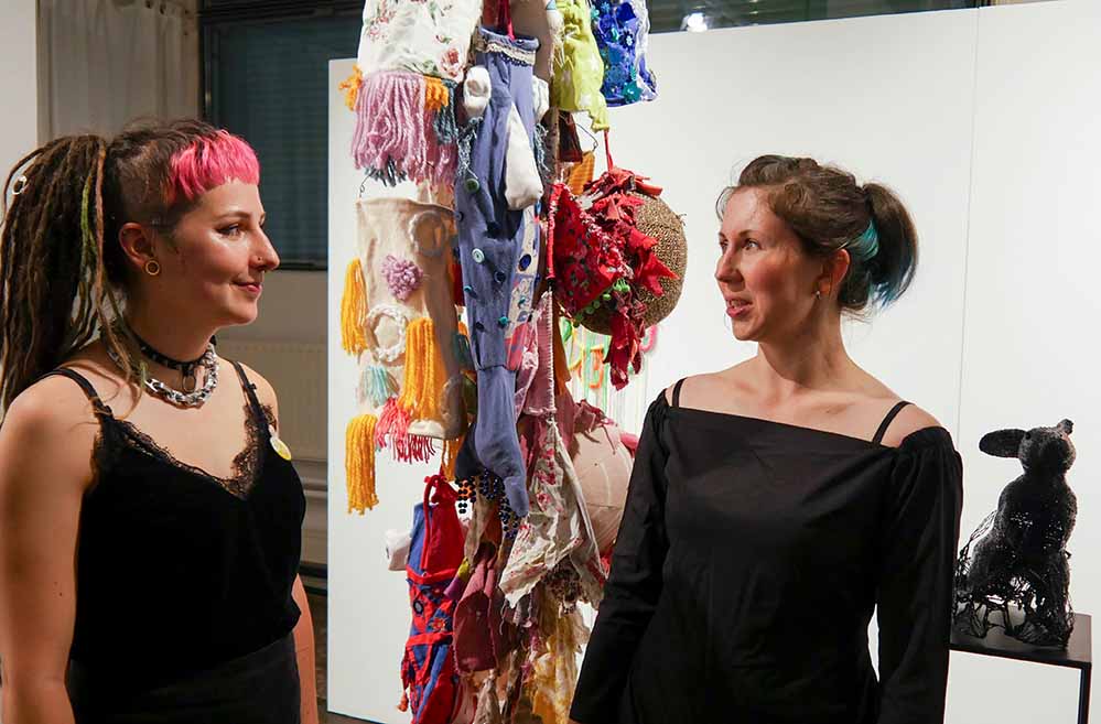 Pia Orfanidis (li.) und Karoline Hoffmann-Pudelko in ihrer gemeinsamen Ausstellung in der Galerie im Depot.