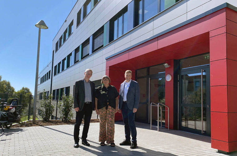 Das Bert-Brecht-Gymnasium hat einen neuen Erweiterungsbau. Baudezernent Arnulf Rybicki und der stellvertretende Leiter vom Fachbereich Schule, Martin Depenbrock, freuen sich mit Schulleiterin Sabine Schmidt-Strehlau.