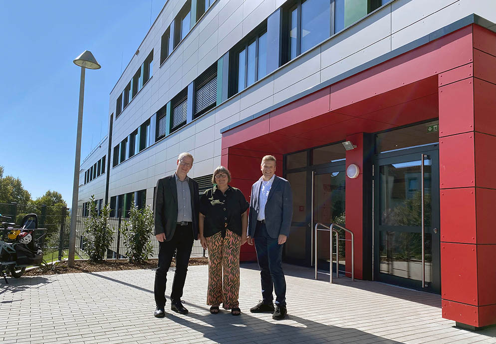 Das Bert-Brecht-Gymnasium hat einen neuen Erweiterungsbau. Baudezernent Arnulf Rybicki und der stellvertretende Leiter vom Fachbereich Schule, Martin Depenbrock, freuen sich mit Schulleiterin Sabine Schmidt-Strehlau.