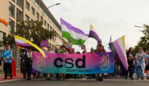 Demonstrierende beim Christopher Street Day