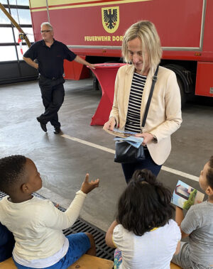 Jugenddezernentin Monika Nienaber-Willaredt (mittig) und Kinder der FABIDO-Kita Bornstraße zu Besuch auf der Feuerwache 1.